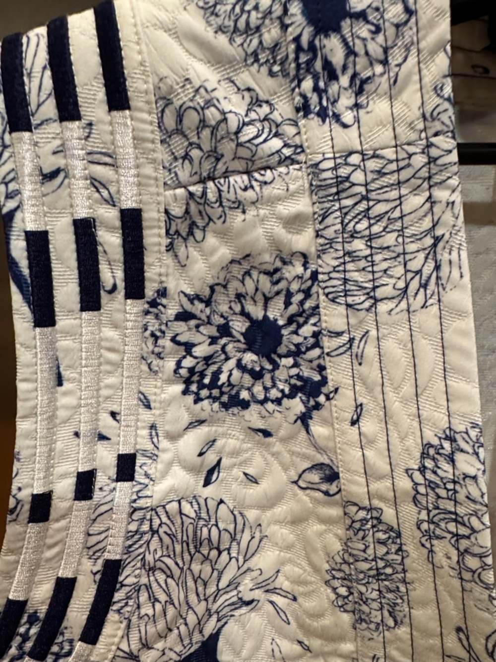 Quilted Floral Vest in White and Navy - Picture 3 of 12